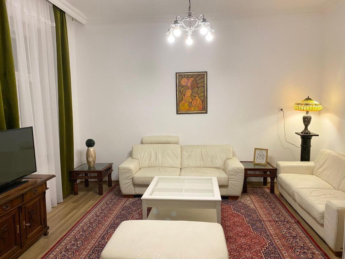 Platános Apartman Tata Exterior foto